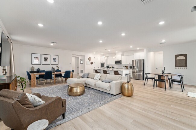 Foto del edificio - Luxurious Nearly-New 4-Bedroom 3-Bathroom Home in Avalon Woods, Newberry, FL