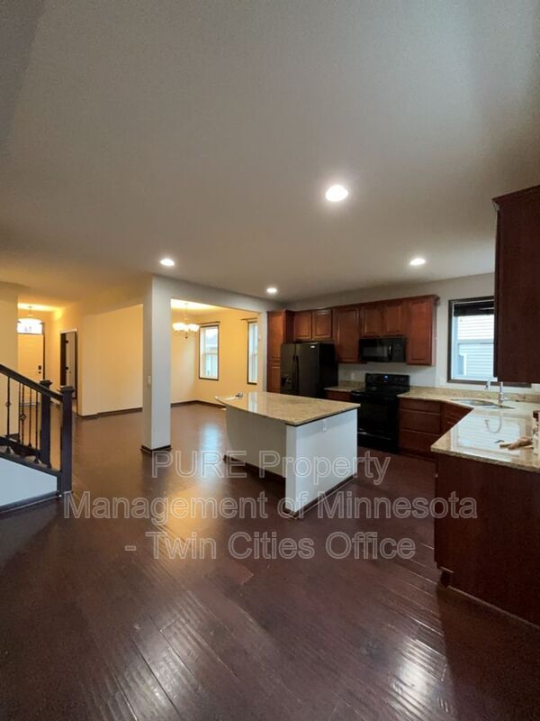 Foto del edificio - 1704 Basswood Ct