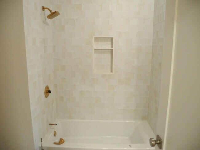 Newly tiled bathub/shower - 1934 Henderson Ave