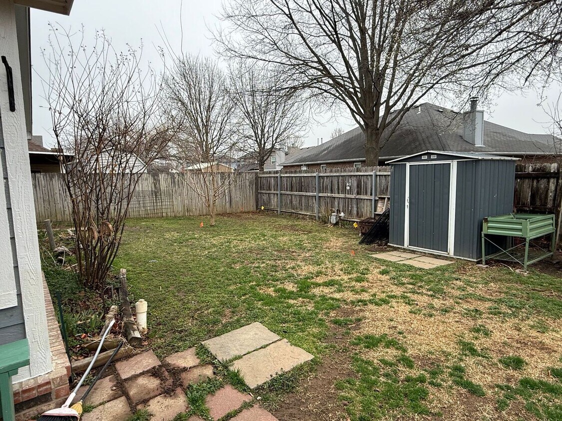 Building Photo - Make this gem your new 3 bedroom, 2 bathroom home!