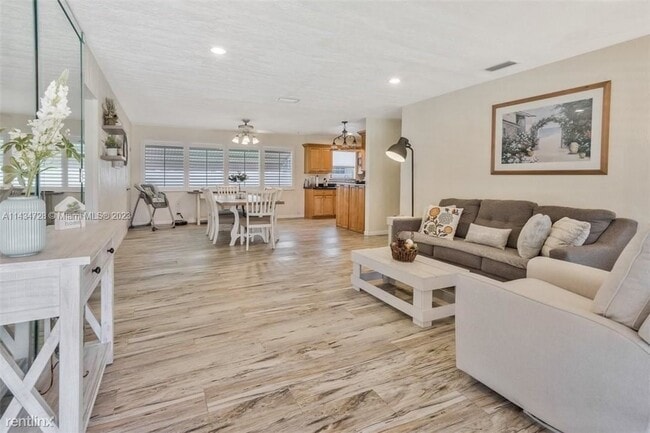 Building Photo - 4 br, 2 bath House - 14375 SW 10th St # 2301