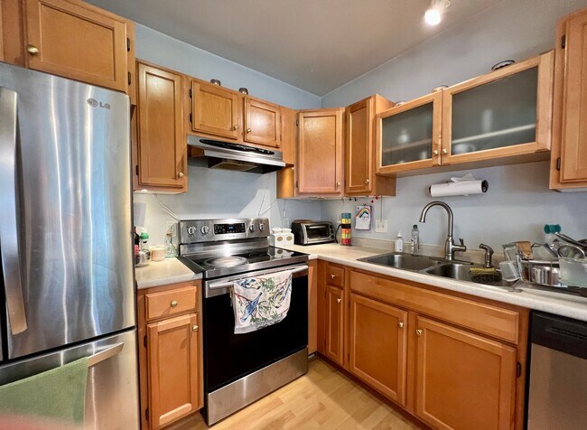 Building Photo - 3 bedroom / 3 bathroom plus study townhous...