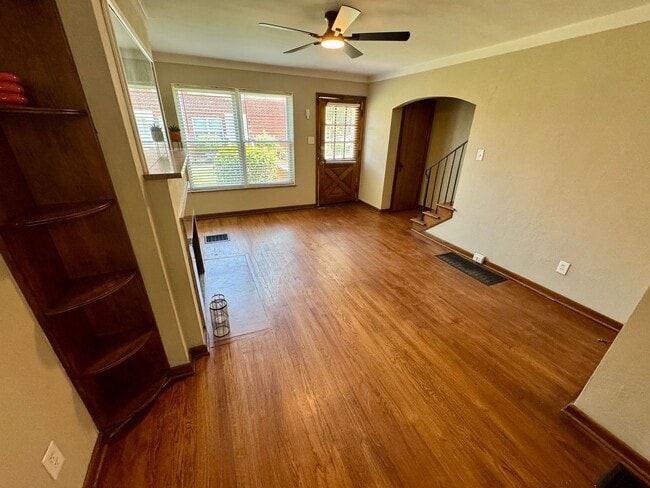 Building Photo - 2 Bedroom - Grandview Area