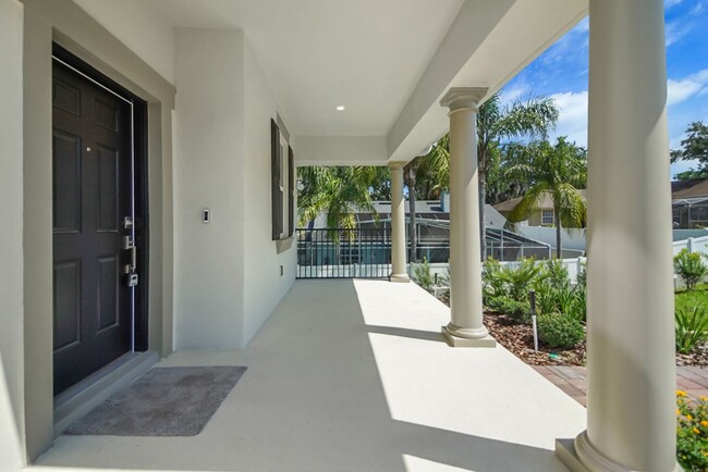 Foto del edificio - Stunning 4/3 in Gated Dora Parc! Water Views!