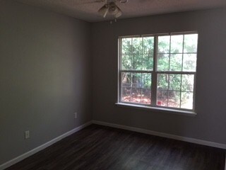 Foto del edificio - 100 Leighton Dr