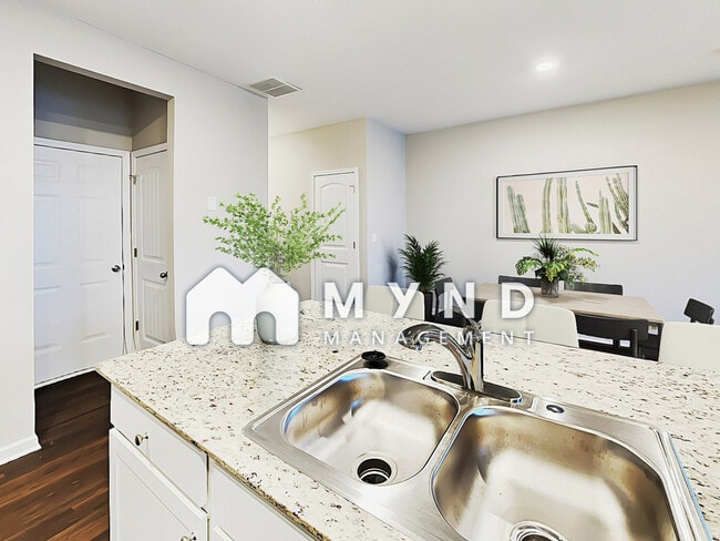 Building Photo - 5648 Union Pointe Dr