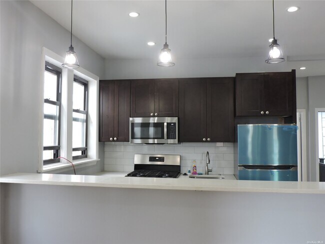 Building Photo - 475 E 93rd St