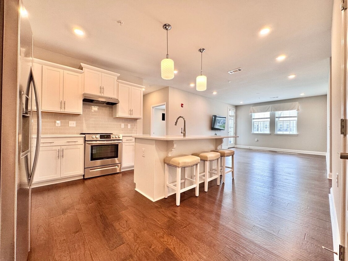Primary Photo - 2 Bed, 2 Bath Condo w/ Elevator Close to D...
