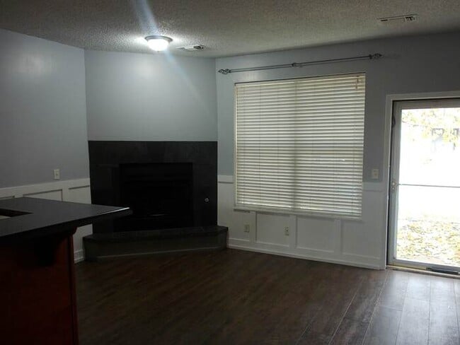 Building Photo - Great Location near KU and Westport! Adora...