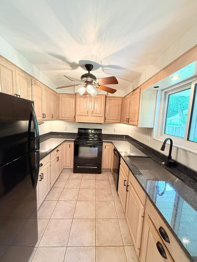 Foto del edificio - Spacious 3-Bedroom 1.5 - bathroom Home for Rent