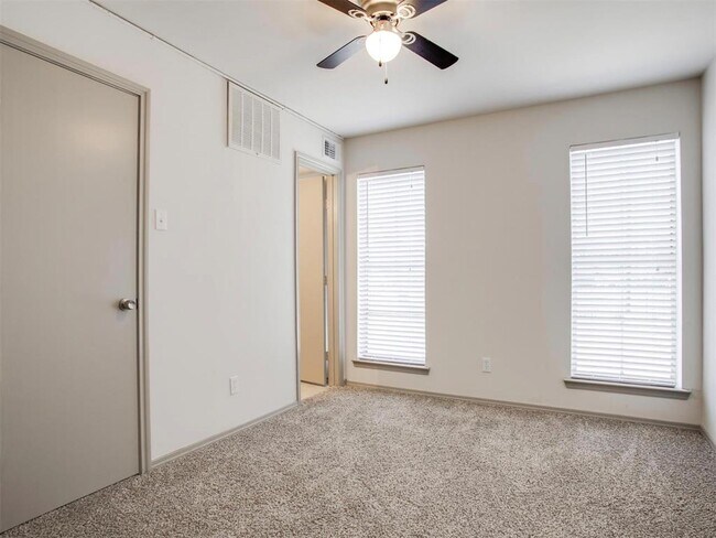 Building Photo - 2014 Bennett Ave