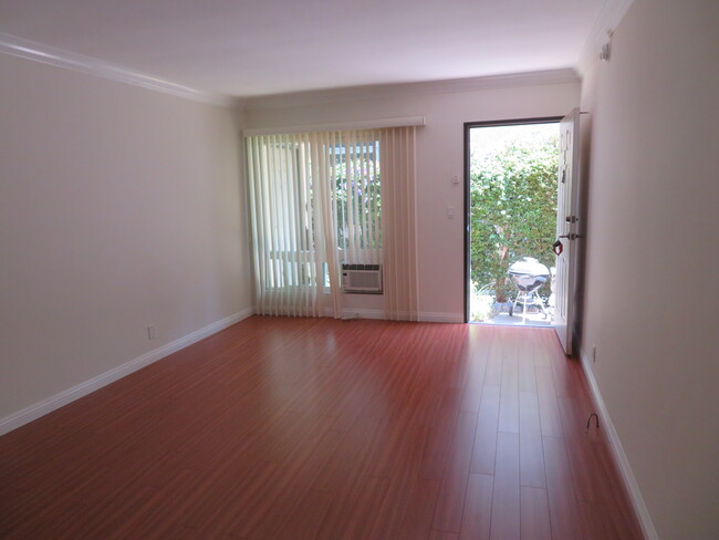 Living area - 1814 Parnell Ave