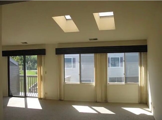 Building Photo - 995 Pine Tree Circle North