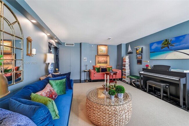 Building Photo - 2555 Collins Ave