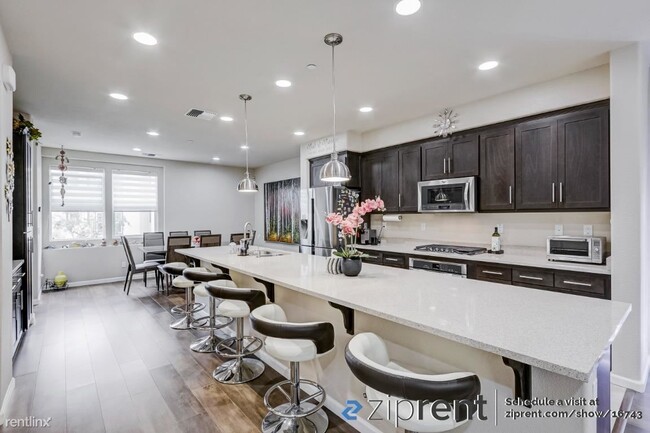 Building Photo - 4 br, 3.5 bath Townhome - 5637 Melodia Cir...