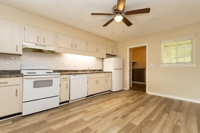 Building Photo - 3973 Teakwood Dr