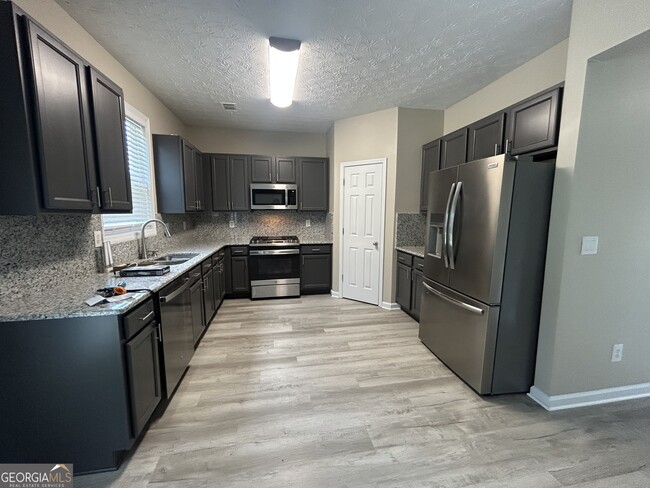 Building Photo - 2405 Village Green Dr