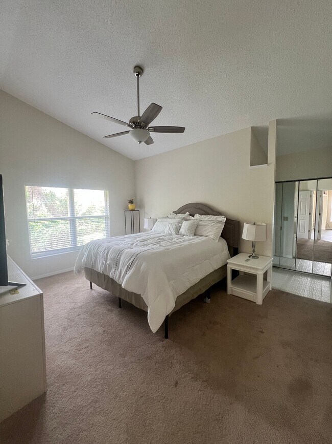 Foto del edificio - 810 Harrington Lake Dr N