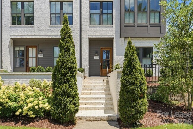 Foto del edificio - 2428 Runnymede Ln