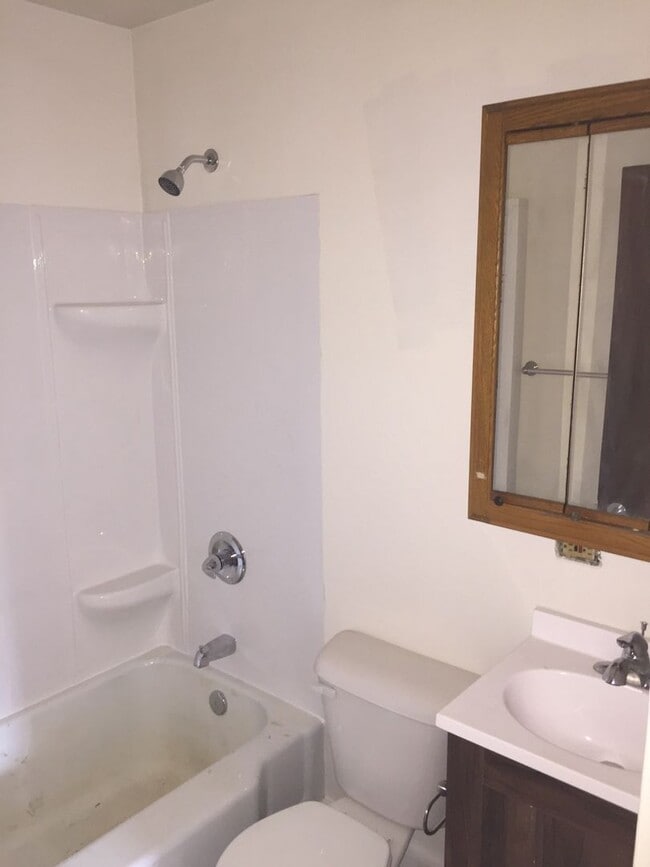 Building Photo - New Haven - Large Corner Lot - 2 bedrooms/...