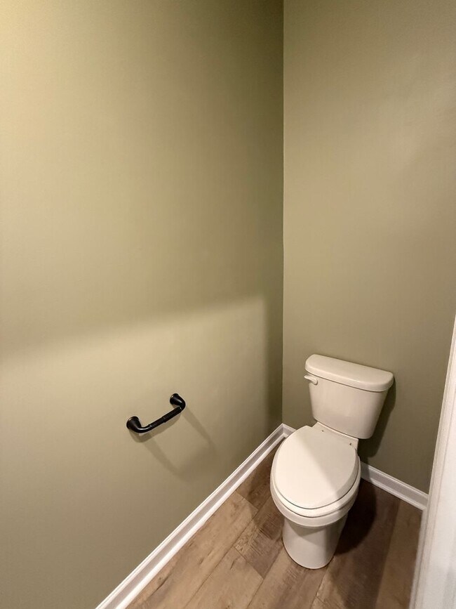 Building Photo - Open concept 4 bed, 2.5 bath home with fen...