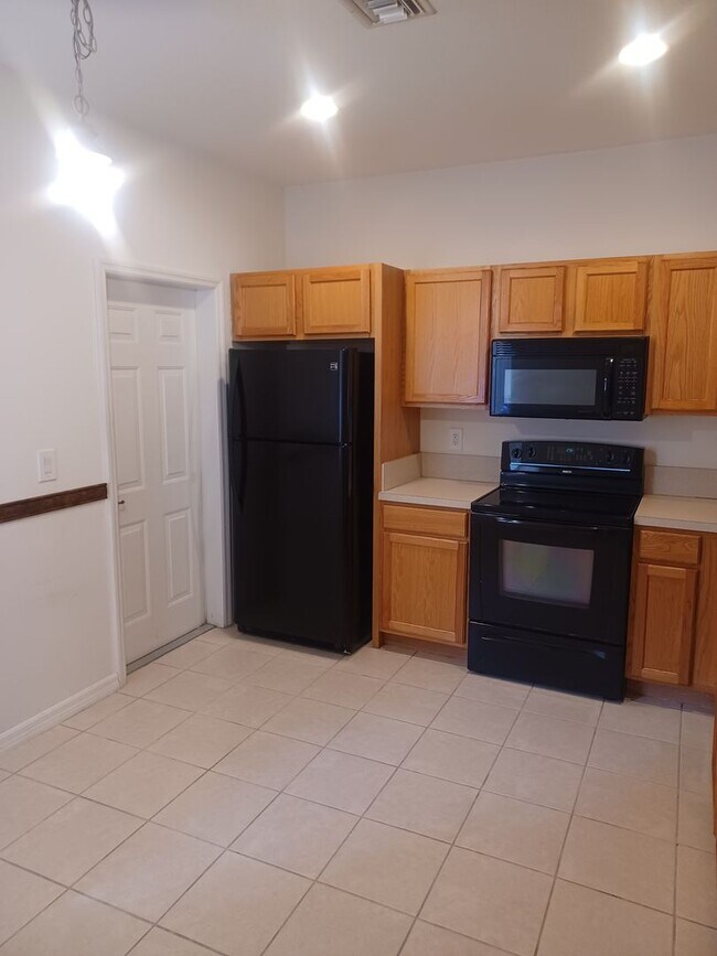 Foto del edificio - 3/2.5 Townhouse in a Family Friendly Community with Amenities Galore TENANT OCCUPIED UNTIL 4/30