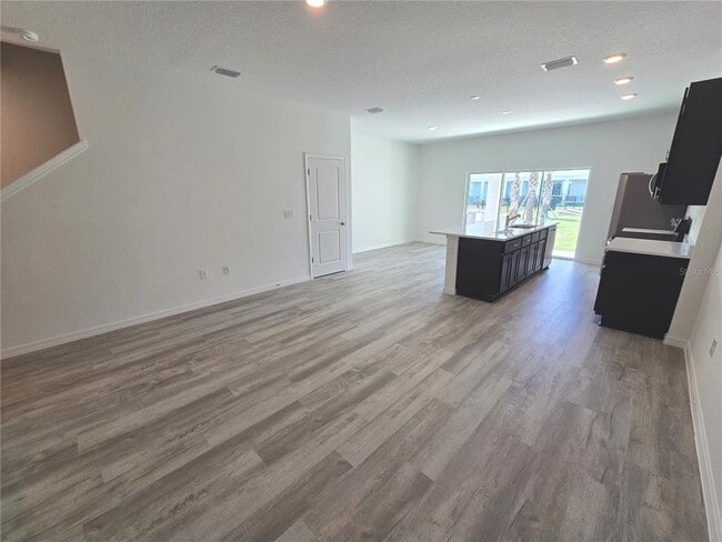 Building Photo - 737 W Oak Dr