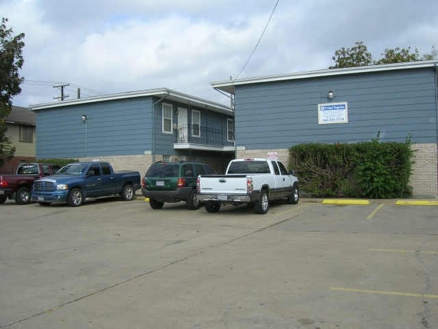 Building Photo - 2 4 Plex's