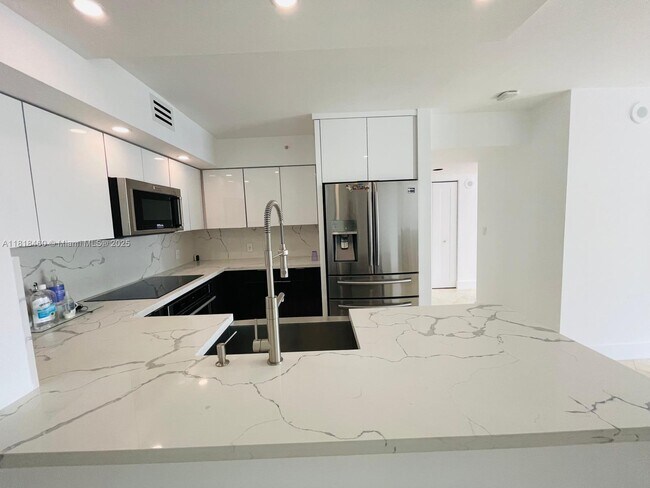 Building Photo - 1155 Brickell Bay Dr