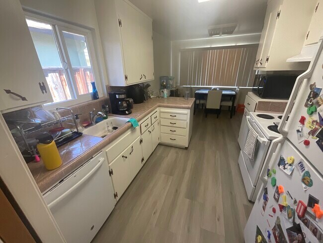 Kitchen - 1671 Palm Ave