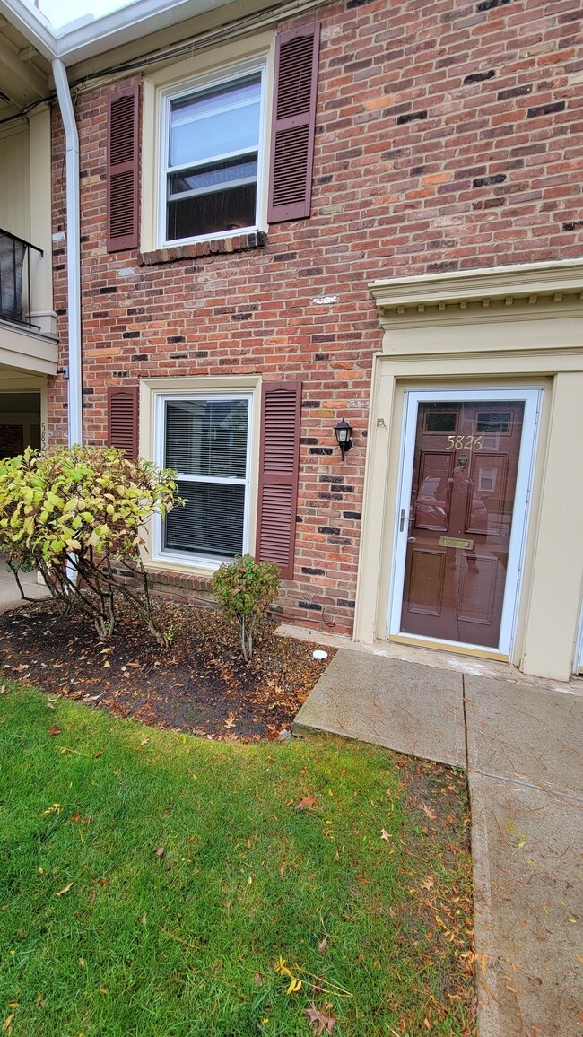Foto del edificio - 5826 Spotswood Dr