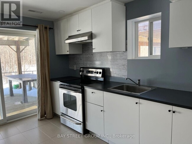 Building Photo - 8 Dovetail Dr