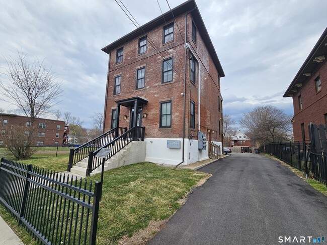 Building Photo - 94-96-96 Edwards St