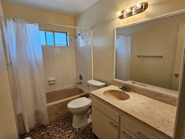 Foto del edificio - 315 N Hillcrest Blvd