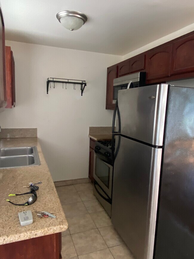 Kitchen - 1275 S Dunsmuir Ave