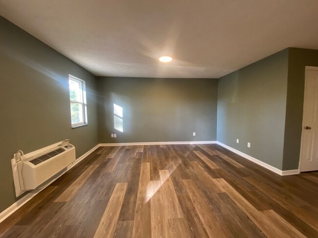 Building Photo - 2 Bedroom 1 Bath Apartment located in Gree...