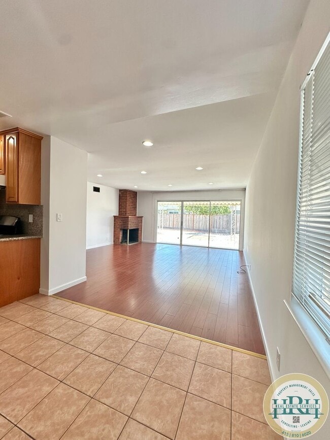 Building Photo - Spacious & Bright 3BR|2BA House in the Hea...