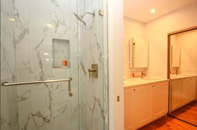 Baño 1 - 423 S Rexford Dr