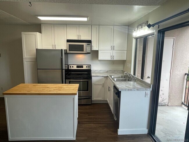 Building Photo - 7858 Cowles Mountain Ct