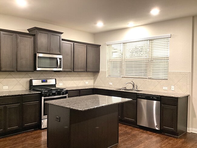 Foto del edificio - 5904 Gerard Dr