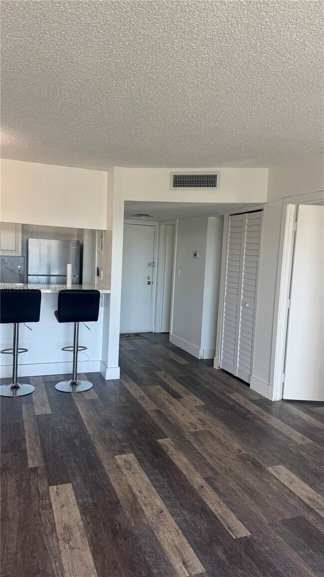 Foto del edificio - 4174 Inverrary Dr