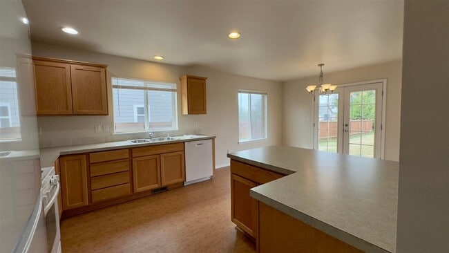 Building Photo - 3 Bedroom, 2.5 Bathroom house!!