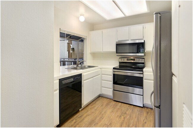 Building Photo - 1 Bedroom Condo - Ritz Pointe