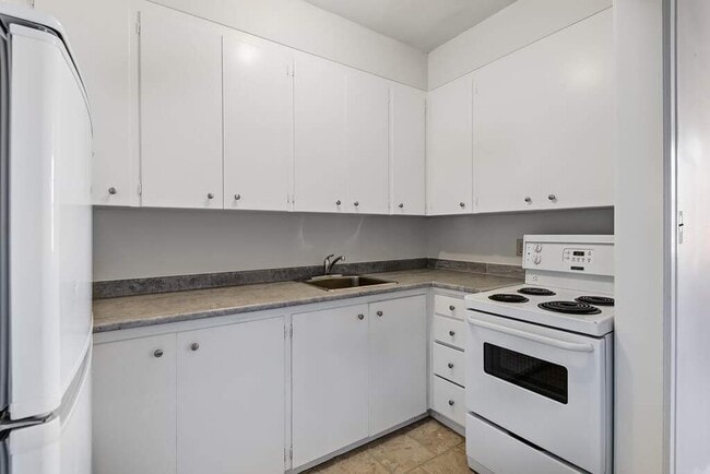 Building Photo - Chateau Apartments