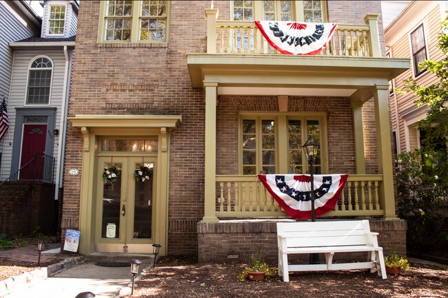 Front of Building - 528 Hampton Pl