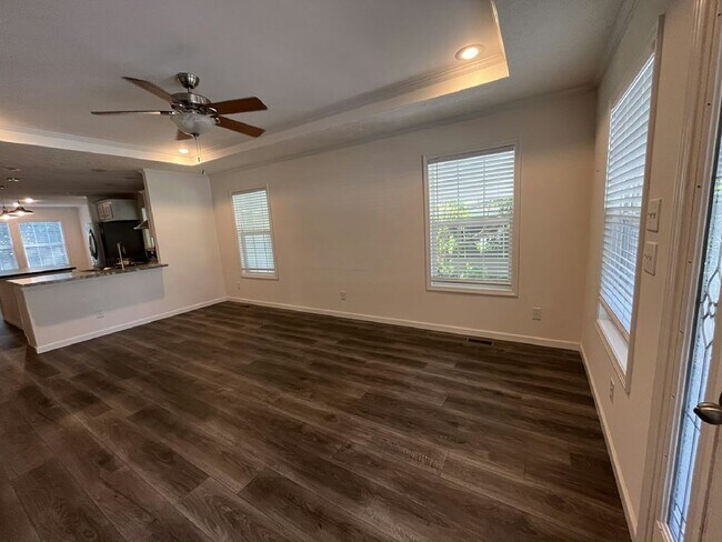 Building Photo - 10 Coachlight Ct