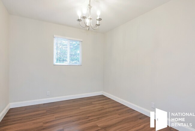 Building Photo - 2300 Martin Dr