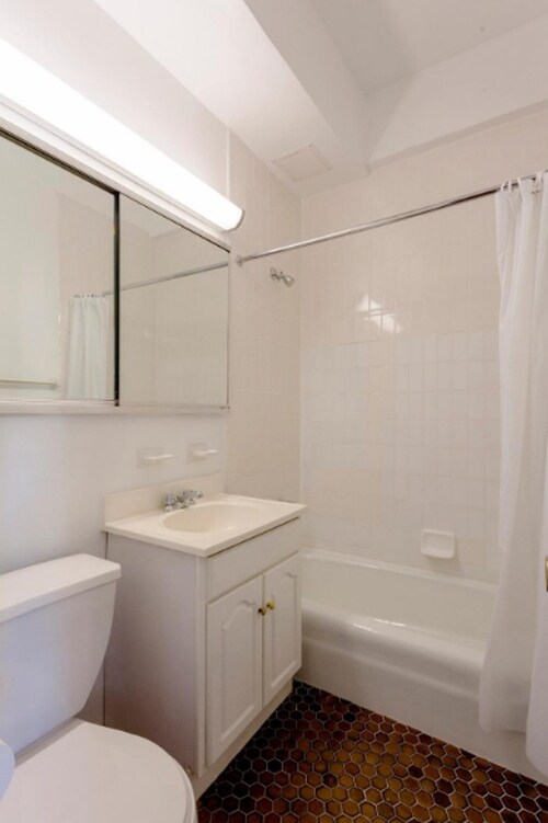 Building Photo - 140 E 38th St
