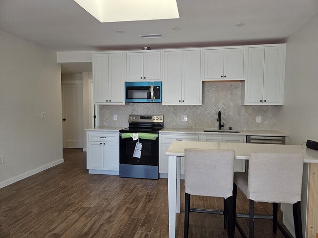 Building Photo - 512 De la Vina St