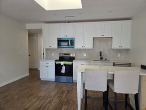 Building Photo - 512 De la Vina St